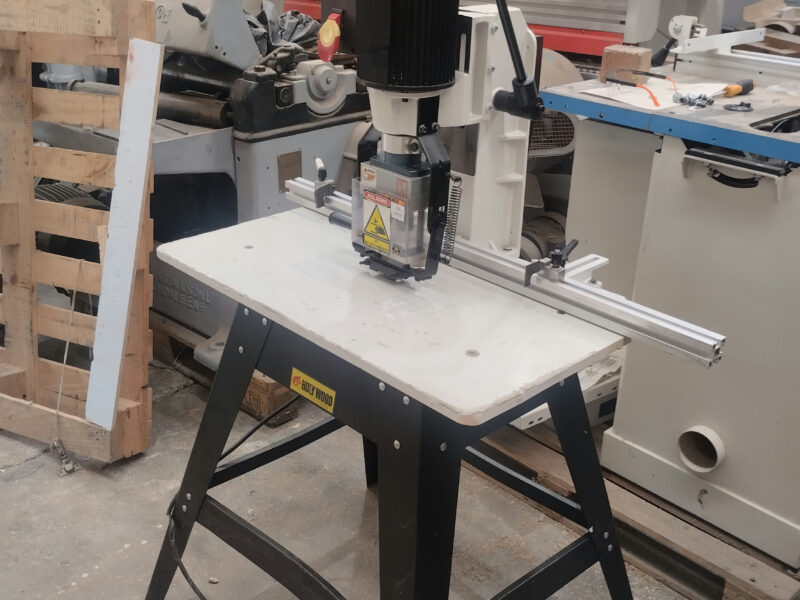 Embisagradora HI-3500 Holy Wood – Precisión y eficiencia para tu taller