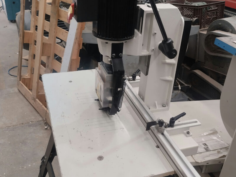 Embisagradora HI-3500 Holy Wood – Precisión y eficiencia para tu taller