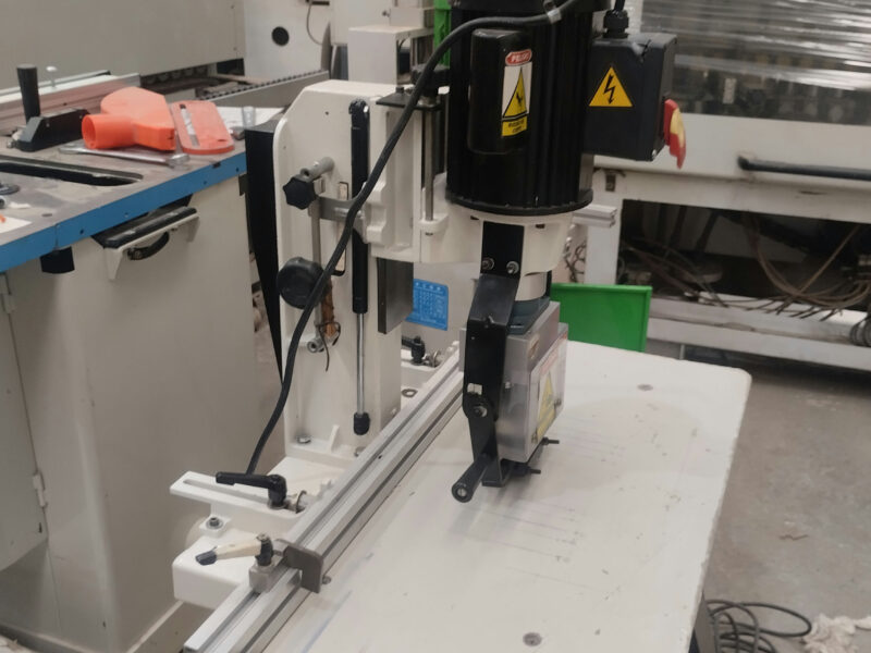 Embisagradora HI-3500 Holy Wood – Precisión y eficiencia para tu taller