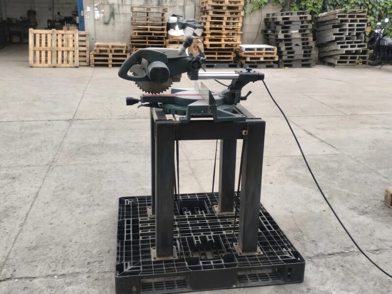 SIERRA INGLETEADORA Ó COLILLADORA, MARCA BOSCH DE 10", MODELO GCM10S TELESCÓPICA CON BASE METÁLICA