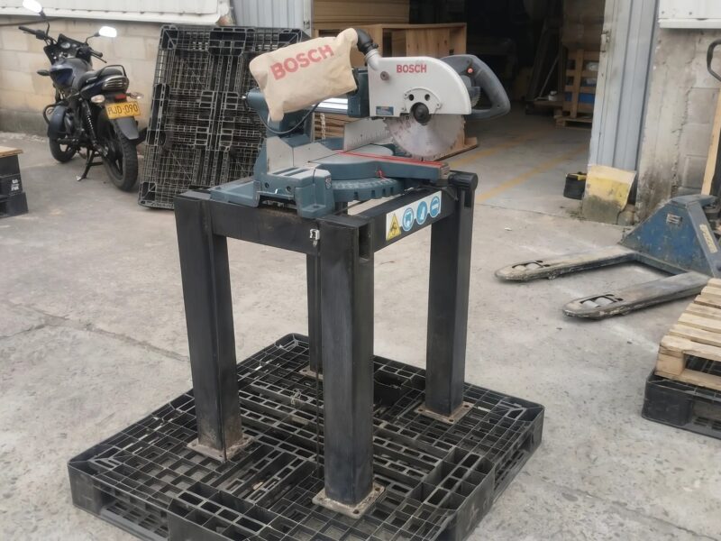 SIERRA INGLETEADORA Ó COLILLADORA, MARCA BOSCH DE 10", MODELO GCM10S TELESCÓPICA CON BASE METÁLICA
