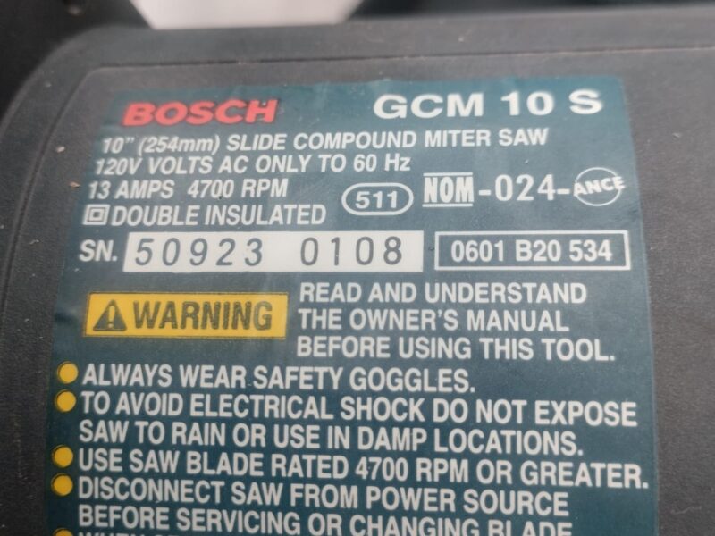SIERRA INGLETEADORA Ó COLILLADORA, MARCA BOSCH DE 10", MODELO GCM10S TELESCÓPICA CON BASE METÁLICA