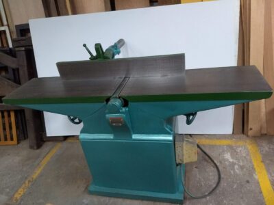 PLANTA CON EQUIPOS DE CARPINTERÍA Y EQUIPOS DE METALMECANICA