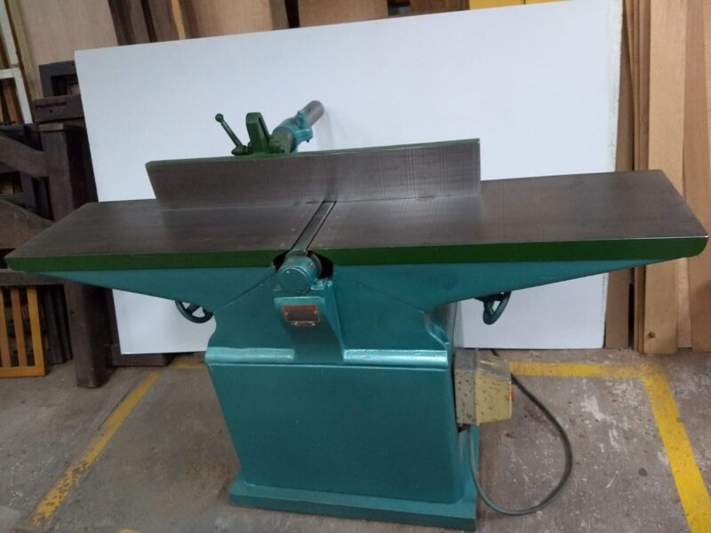 PLANTA CON EQUIPOS DE CARPINTERÍA Y EQUIPOS DE METALMECANICA