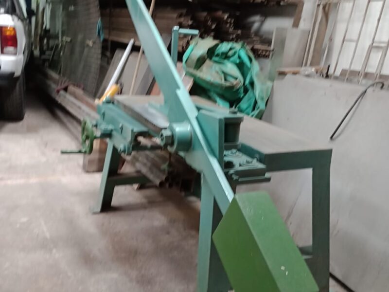 PLANTA CON EQUIPOS DE CARPINTERÍA Y EQUIPOS DE METALMECANICA
